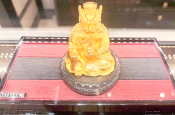 老铺黄金出海捞金