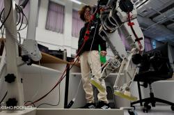 人形机器人协同作业 “灵巧手”丝滑操作