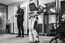 新品密集发布 人形机器人加速产业“进化”