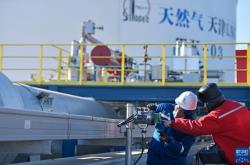 新华全媒+｜八仙过海 全球首个“人机共跑”马拉松机器人抢先看