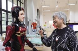 人形机器人“加速跑” 规模化应用亟需实现“三突破”