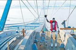 国产人形机器人走上全球最长猫道