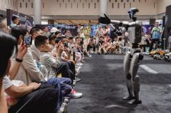 技术突破资本加码 人形机器人商用加速