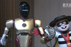 参赛之前先去打个卡 机器人“爱宝”探店北京麦麦岛