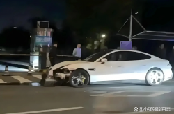 一辆小米SU7高速行驶碰撞后起火，目击者称多人“拳打脚踢”未能打开车门