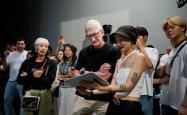 苹果高管再访中国 实探iPhone 17产线