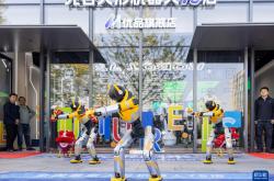 人形机器人7S店开进热闹商圈 “赛博”科技触手可及