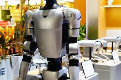 “巧手机器人”实现双面抓握与自主爬行