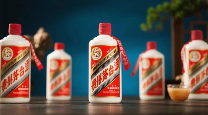 泡泡玛特、茅台攻防战：消费新旧范式大博弈丨消费新势力