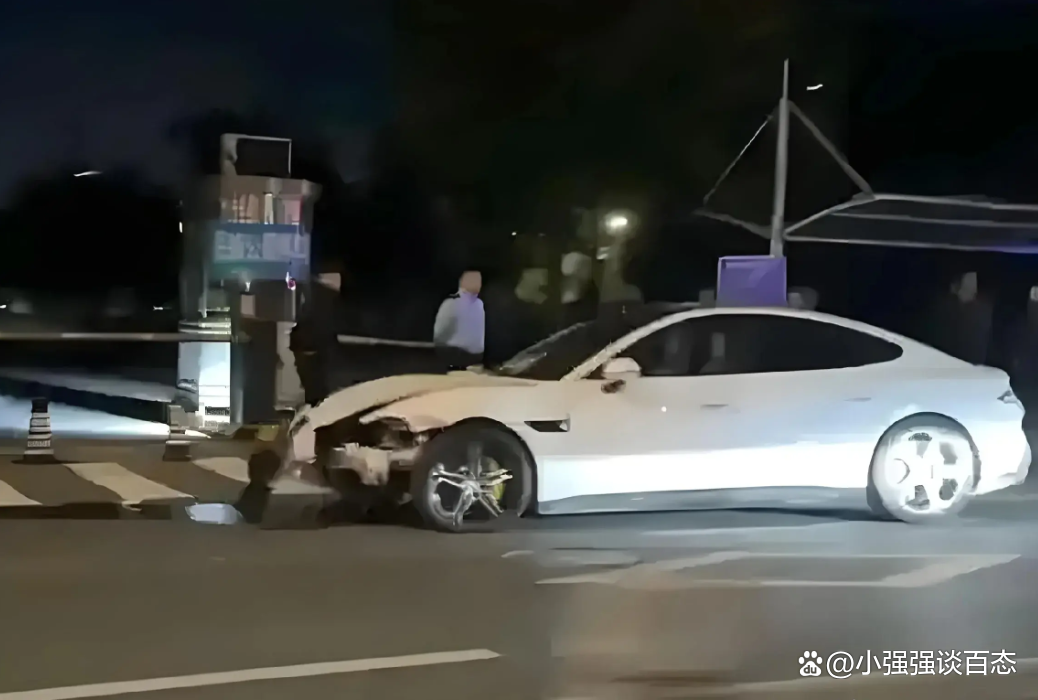 一辆小米SU7高速行驶碰撞后起火，目击者称多人“拳打脚踢”未能打开车门