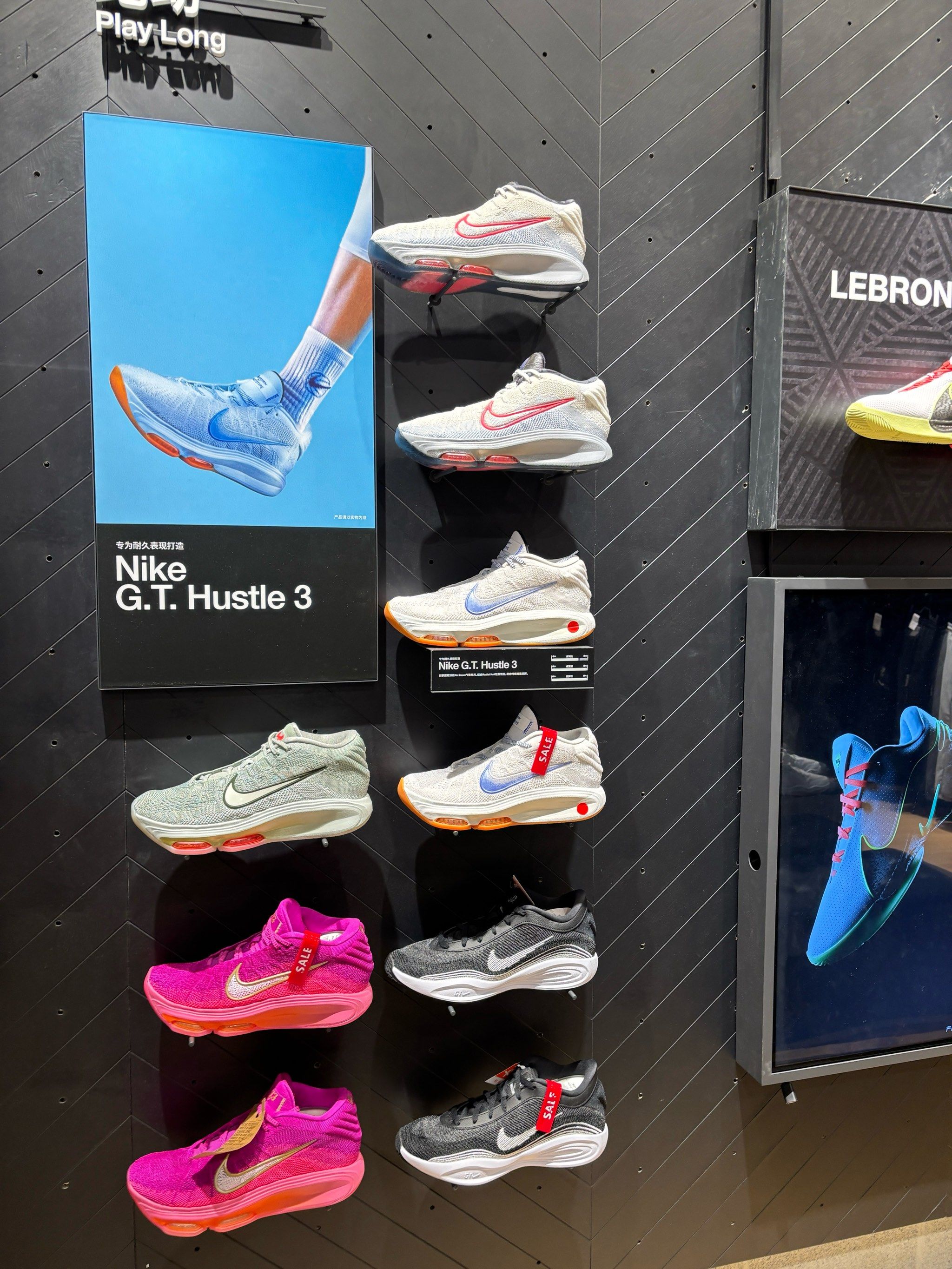 激战中国市场：耐克销售下滑，阿迪达斯“高调”进击丨运动变局