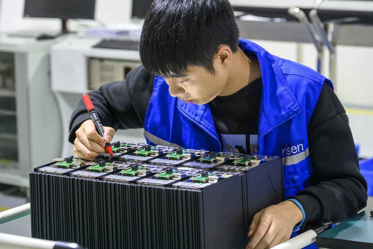 “光储一哥”海外出货狂飙,光伏遇冷储能扛大旗