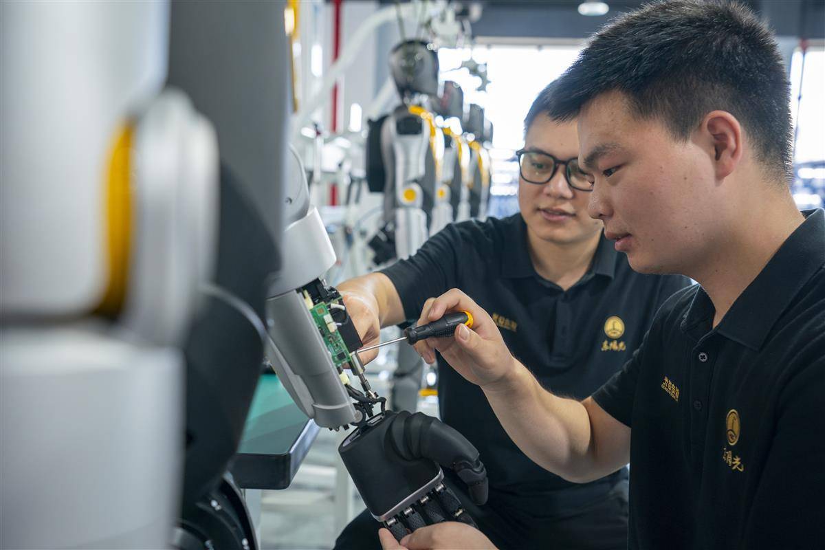 四中全会精神在基层｜记者手记：每周都在迭代！人形机器人为啥进步“神速”？