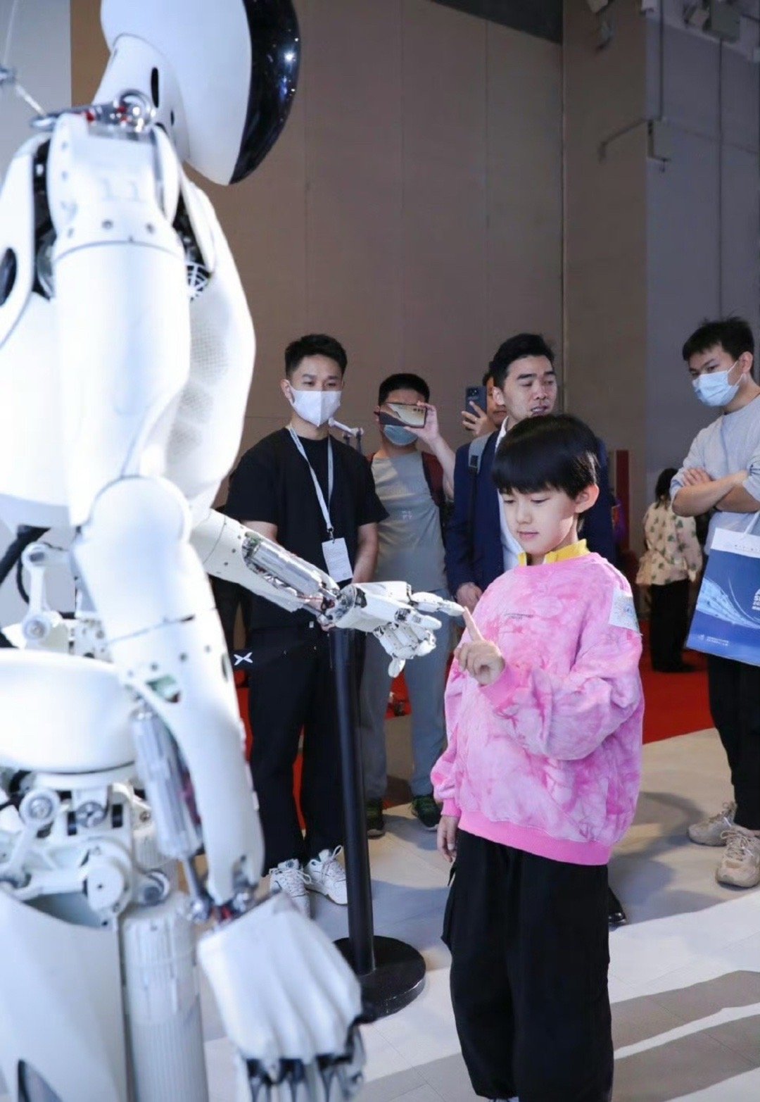 山姆APP更新遭吐槽;小鹏机器人“女性化”?