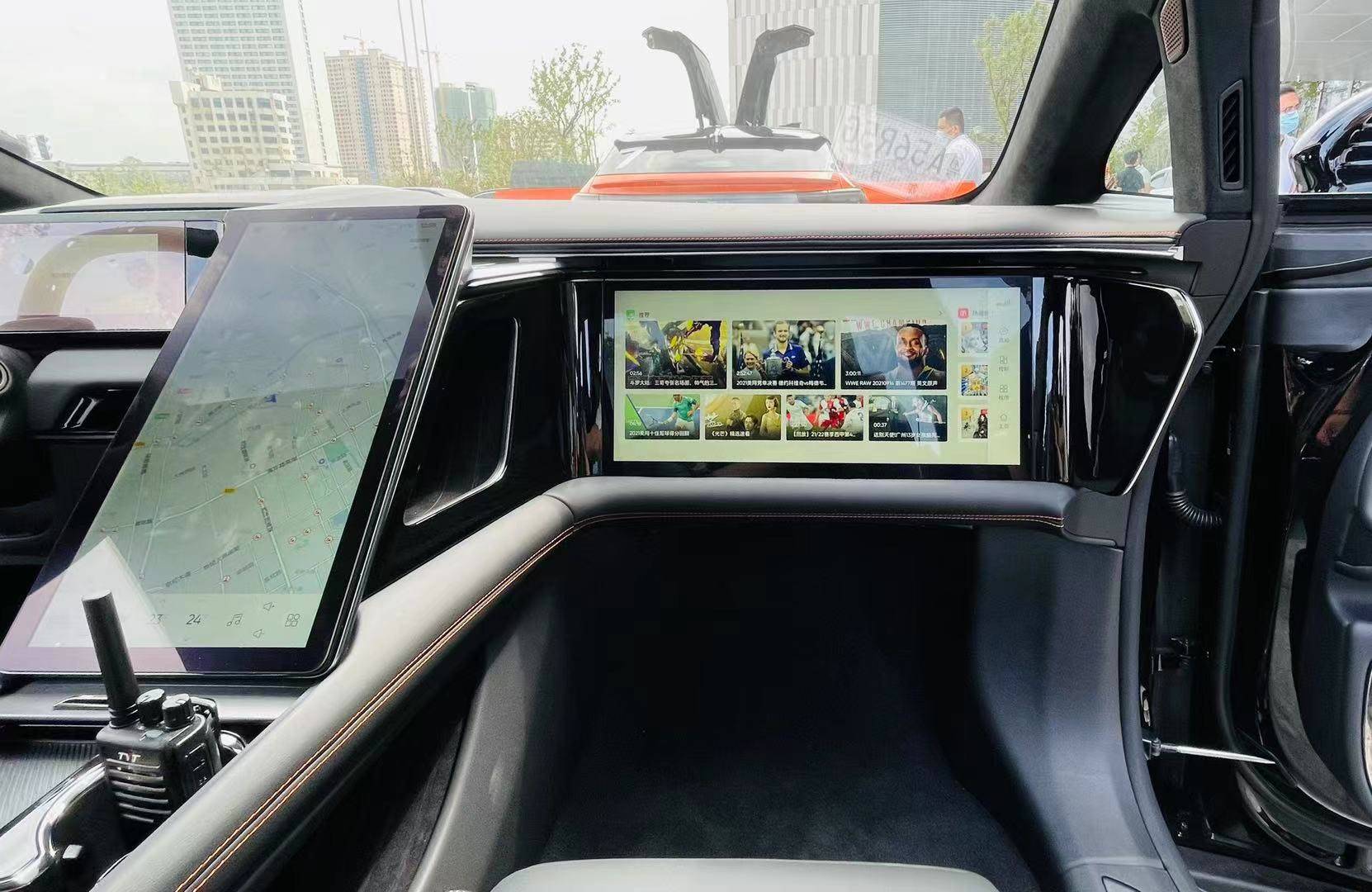 人形机器人7S店开进热闹商圈 “赛博”科技触手可及