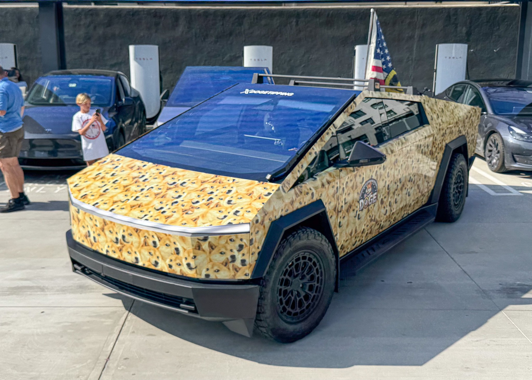 人形机器人7S店开进热闹商圈 “赛博”科技触手可及