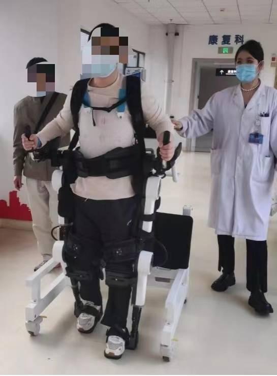 全球连线｜辽宁：新型柔性外骨骼机器人助力患者自然行走