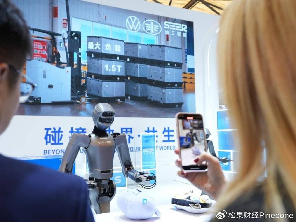 给机器人装上“大脑”！腾讯高管详解具身智能软件战略逻辑