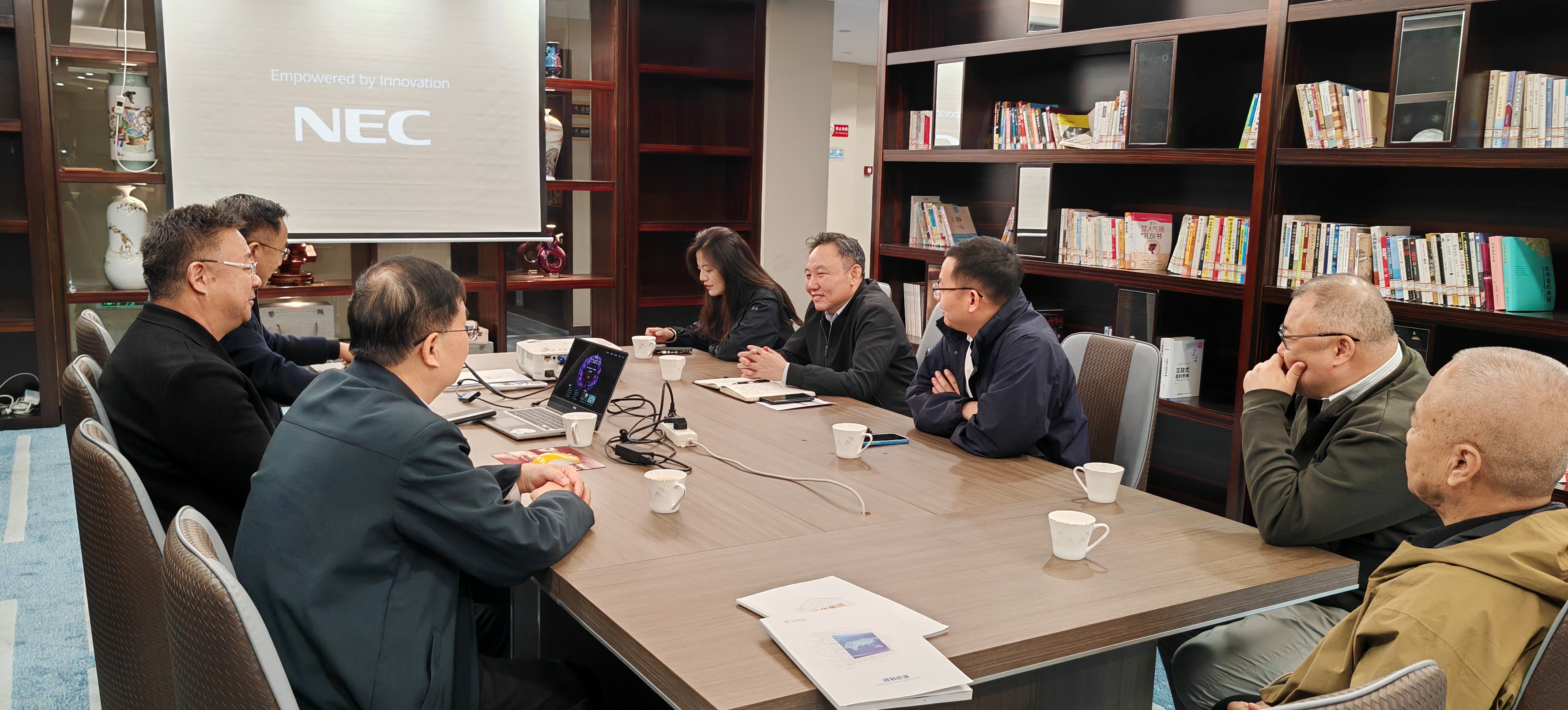 深演智能更新招股书：决策AI领域持续领先，2025上半年财务表现持续向好