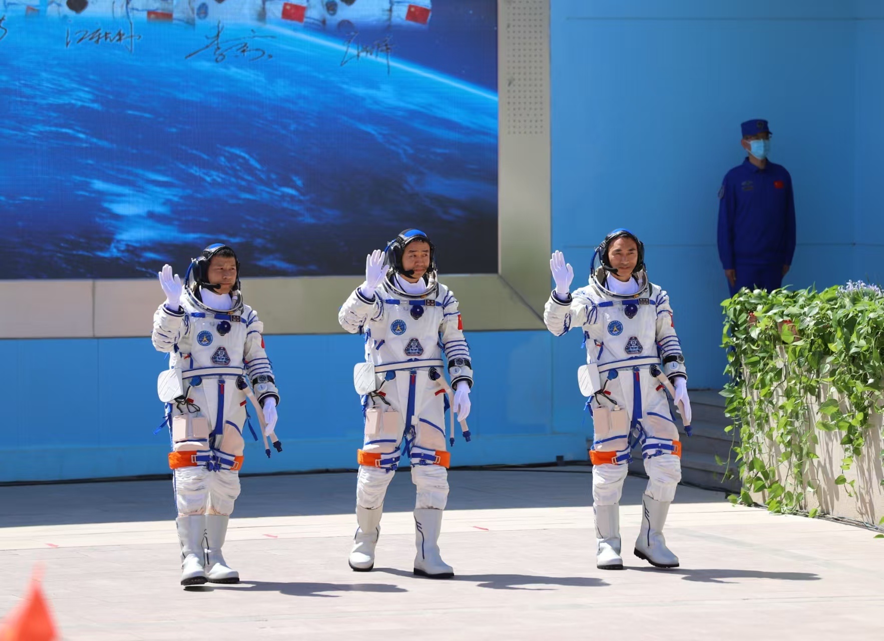 神舟二十一号航天员乘组圆满完成第一次出舱活动