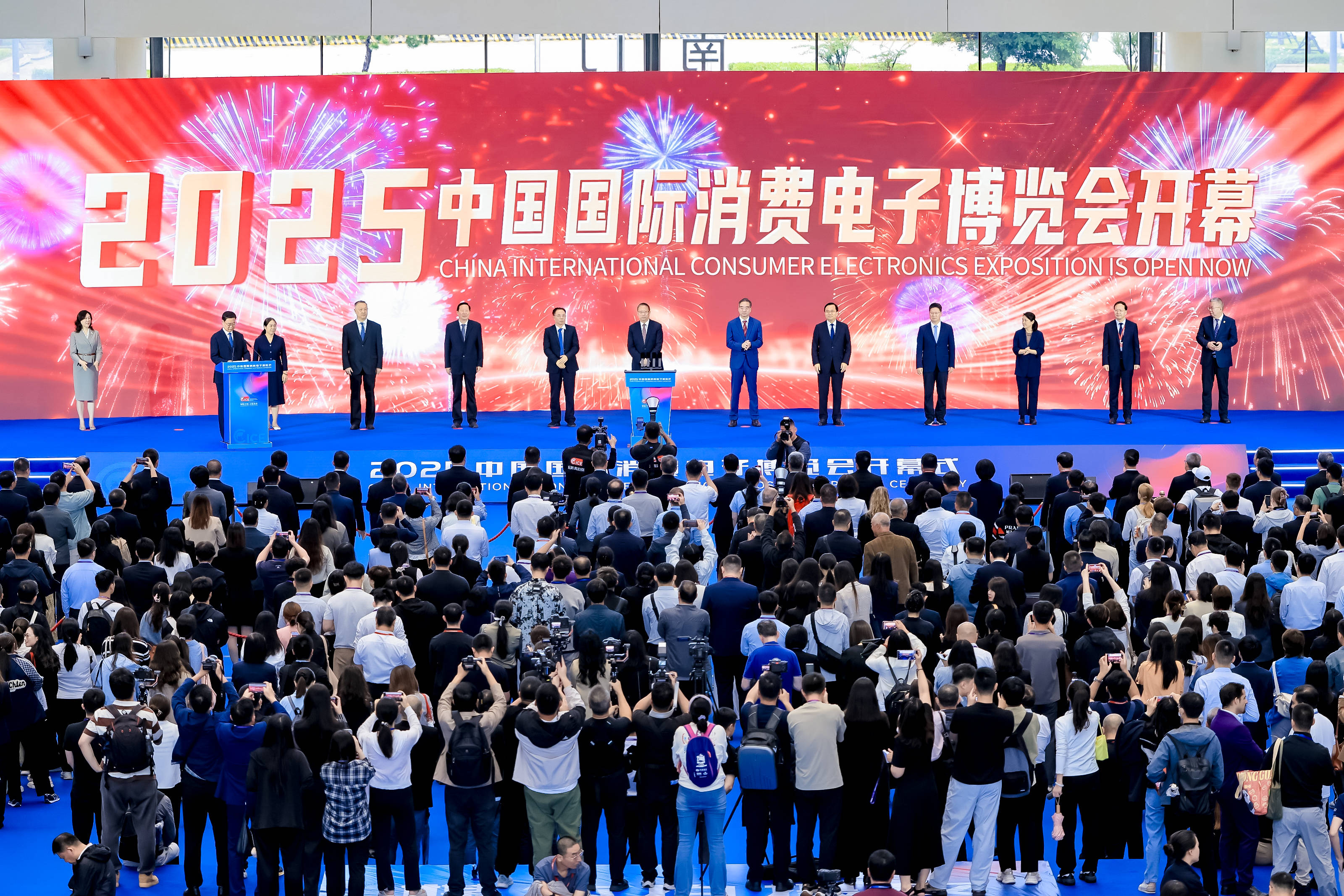 2025中国科技新风向:大厂千亿重注AI,竞逐超级入口