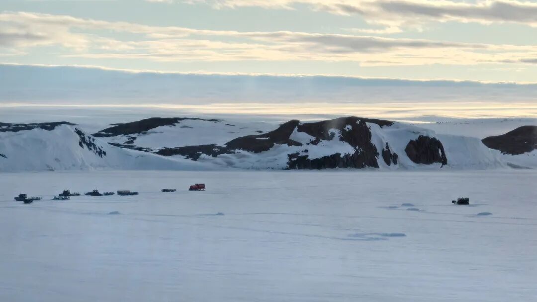 第42次南极考察｜“雪龙”号抵达秦岭站开展卸货和科考任务