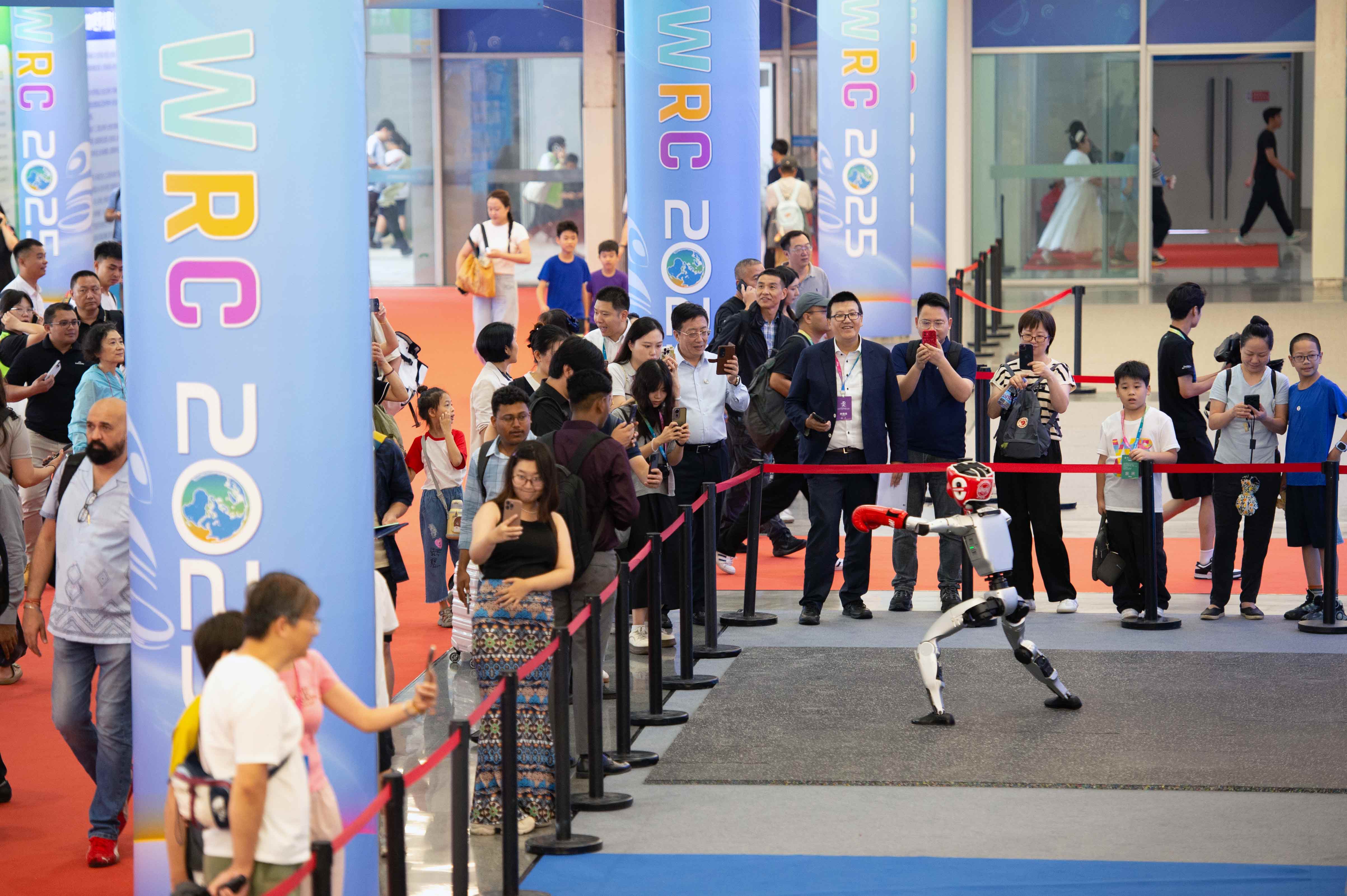 CES,被中国人形机器人“玩儿成主场”