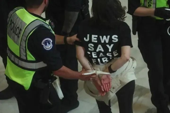 马斯克Grok堕入“AI色情裸奔”，撞多国监管红线